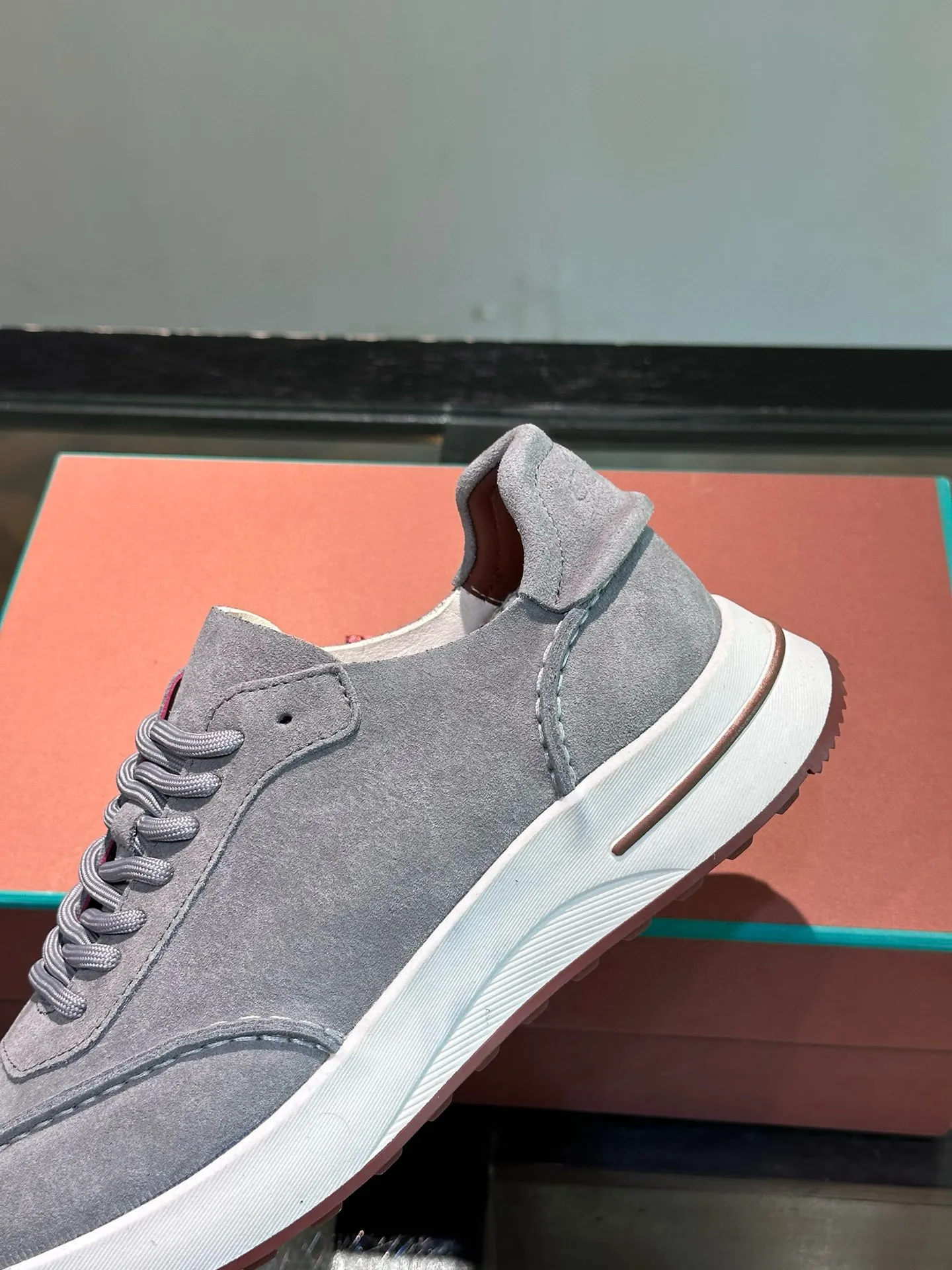 Factory price: 540💰Loro men's shoes💰iana niche Loro classic jogging shoes, men's lace-up casual shoes and sneakers, high-quality lightweight and comfortable fabrics, suitable for outdoor leisure, the color scheme is young and energetic, and it looks great with sportswear or casual suits! Size: 39-46 (customized sizes of 45 and 46 are non-refundable)